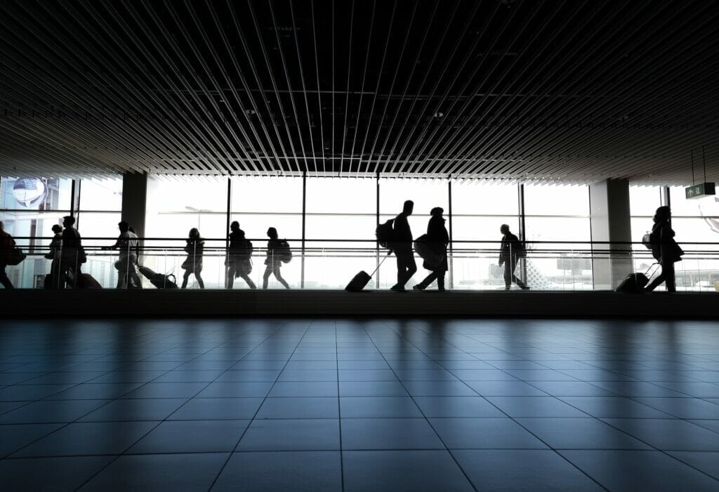 personas caminando en un aeropuerto