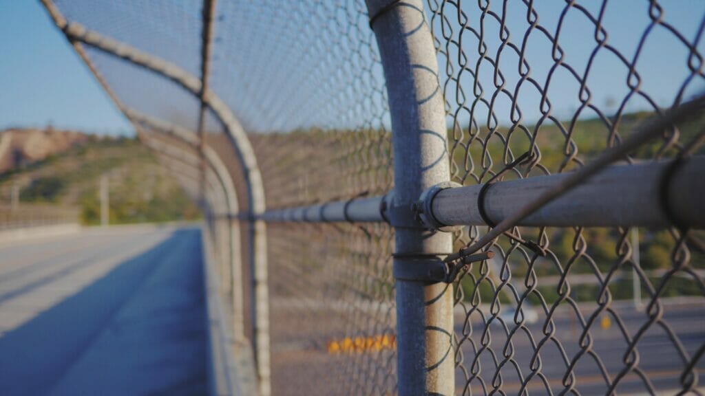 En la imagen se ve un alambrado. Este articulo habla acerca del aumento de migrantes llegados a la frontera de los estados unidos con mexico