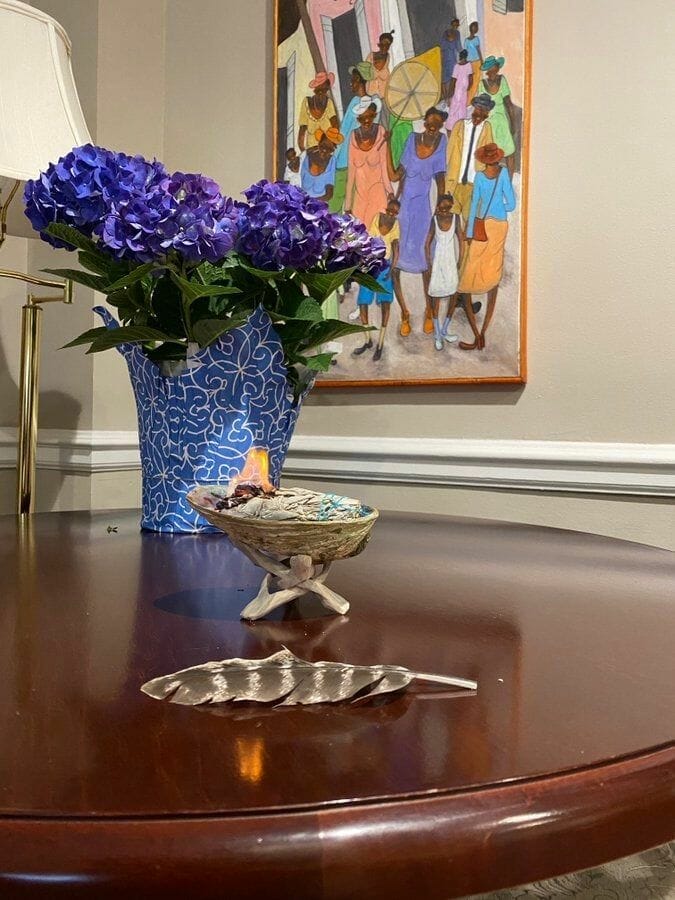 La oficina de Susan Rice en la Casa Blanca . En la foto se puede apreciar un florero, un cuenco con salvia quemada y detrás una pintura colorida de mujeres haitianas.