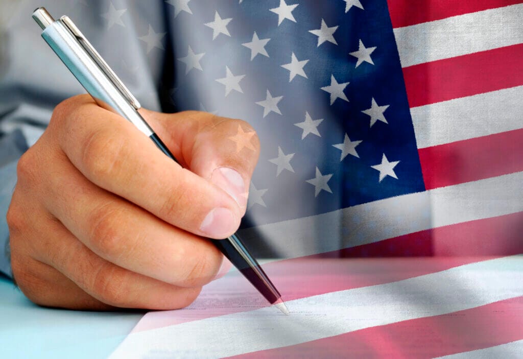 Funcionario del gobierno de Estados Unidos firmando documentos 