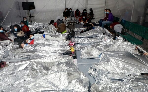 Niños migrantes separados de sus padres durmiendo en la instalación de Donna, Texas. Fotos difundidas por la CBP.