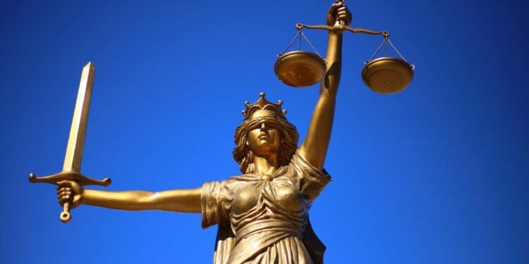 La imagen muestra una estatua dorada de la justicia - La normativa de la era Trump aceleraba los procesos y permitía realizar la deportación rápida.