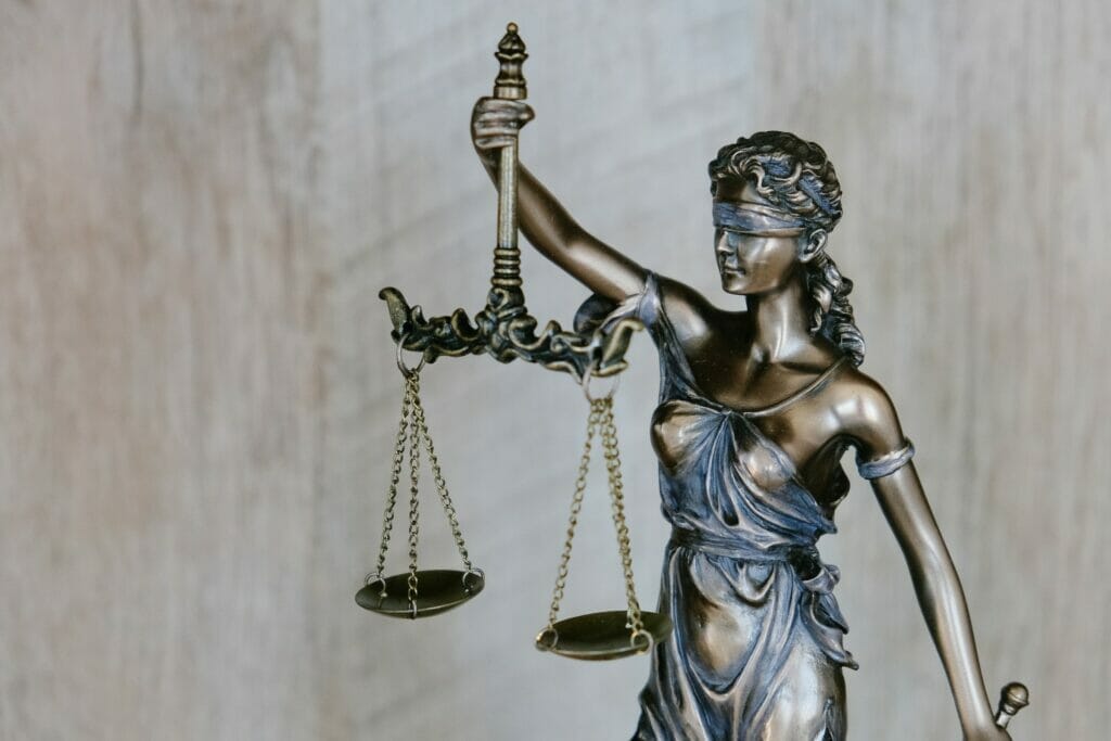 Estatuilla de la justicia- Este artículo habla acerca de una nueva medida de DHS.