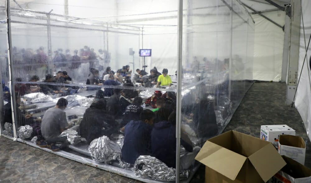 Imagen oficial de la CBP donde puede verse a los niños detenidos en sus instalaciones.