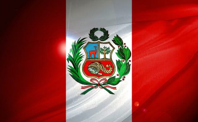 La nota cuenta sobre 10 celebridades que aman la comida típica peruana. La imagen es de la bandera del Perú.