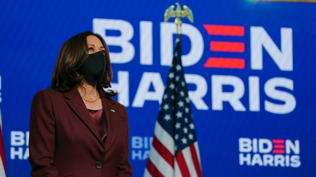 La nota trata sobre las criticas de los senadores republicanos al manejo de la frontera de México y Estados Unidos por parte de Biden y Harris. La foto la muestra a la vicepresidente Harris durante la campaña electoral.