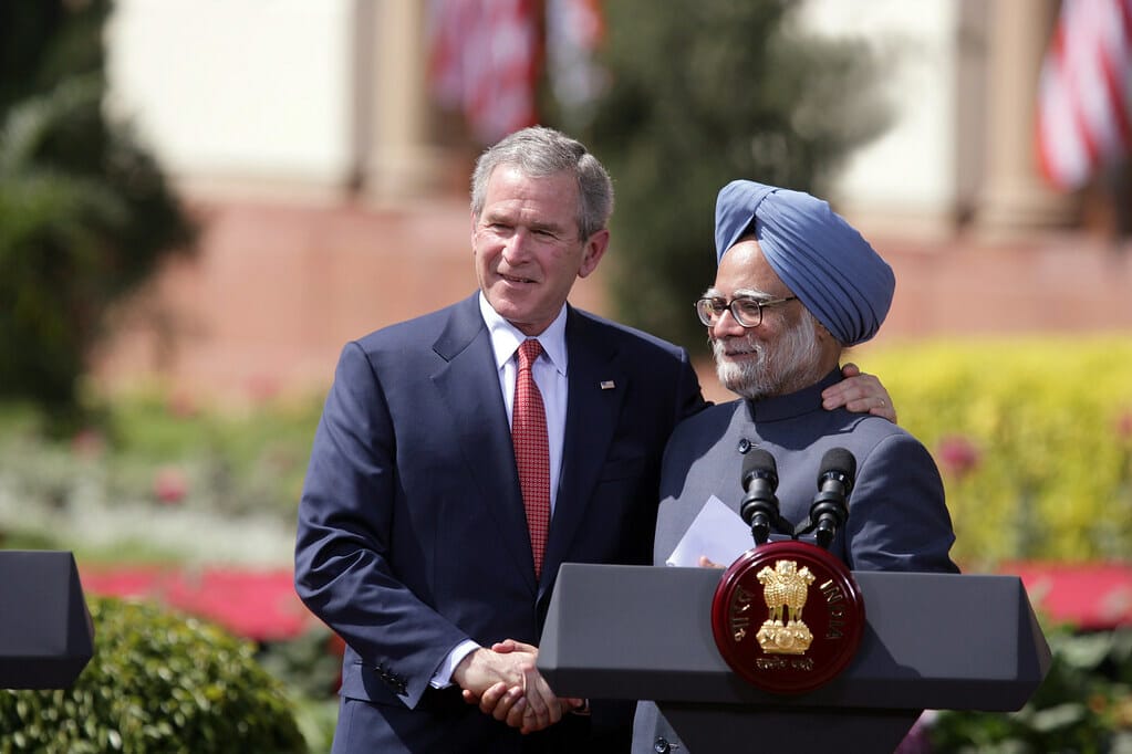 Bush junto al mandatario de India - Este artículo habla sobre la opinión de bush acerca de la reforma migratoria.