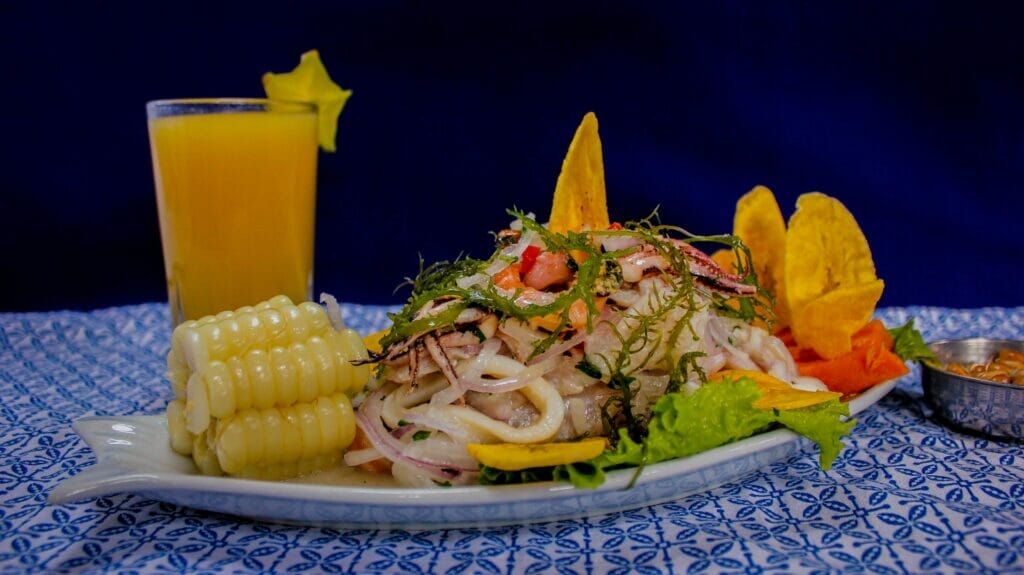 La nota cuenta sobre 10 celebridades que aman la comida típica peruana. La imagen es ilustrativa del ceviche peruano.