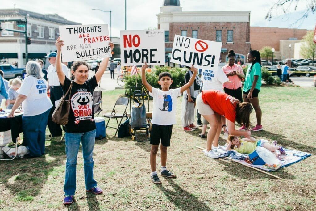 Protestas en contra de la portación de armas - Este artículo habla acerca de la masacre del Colorado Springs Shooting que se cobró la vida de seis hispanos 