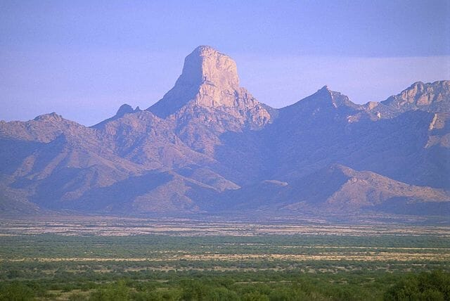 La nota cuenta 4 datos curiosos de la frontera México Estados Unidos. La foto es del pico Baboquívari, el centro religioso del pueblo Tohono que habita en el territorio fronterizo. 