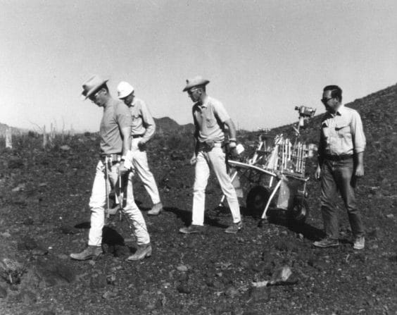 La nota cuenta 4 datos curiosos de la frontera México Estados Unidos. La foto muestra a miembros de la NASA que realizaron su entrenamiento en el desierto de la frontera antes de viajar a la luna. 