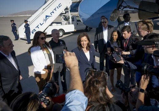 En esta nota informamos sobre la visita de la VP Kamala Harris a la frontera México Estados Unidos. La imagen es acorde.