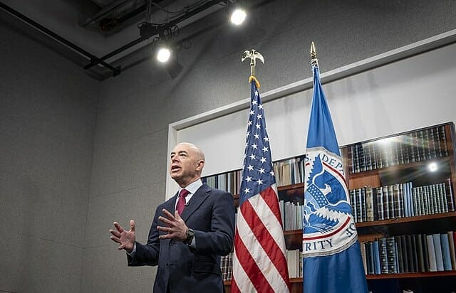 En la nota comentamos las principales mejoras que ha realizado el gobierno de Biden para optimizar los tiempos de procesamiento USCIS. La foto es del secretario de seguridad nacional, Alejandro Mayorkas.