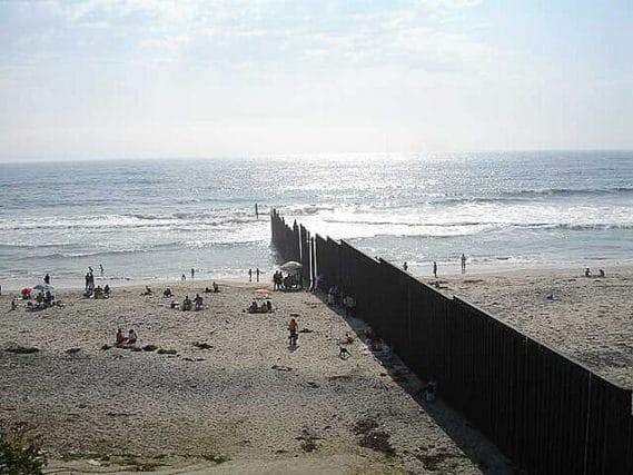 En la nota informamos sobre las barreras lingüísticas y culturales para solicitar asilo en Estados Unidos. La foto es de la frontera con México. 