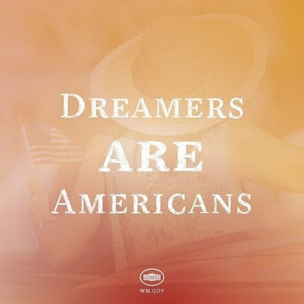 En la nota informamos de los derechos que tienen los beneficiarios de permisos de trabajo DACA. La imagen dice "los Dreamers son Americanos". 