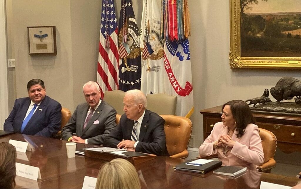 En esta nota informamos que el gobernador de Illinois renovó su compromiso con la Reforma Migratoria 2021. La imagen es de él junto al presidente Joe Biden.