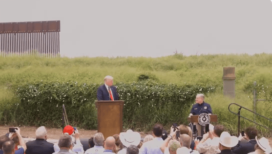 En esta nota informamos sobre la visita de Trump a la frontera de México y Estados Unidos. En la imagen se lo ve a él dando un discurso junto al gobernador de Texas Greg Abbott.