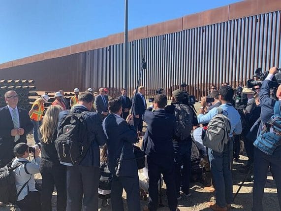 En esta nota informamos sobre la visita de Trump a la frontera de México y Estados Unidos. En la imagen se lo ve a él junto a la prensa y el muro fronterizo. 