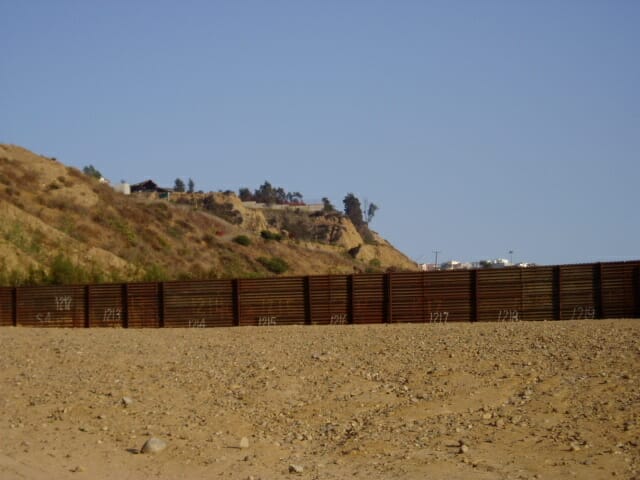 En esta nota informamos sobre el aumento de cruces en la frontera México Estados Unidos. La imagen es de la frontera. 