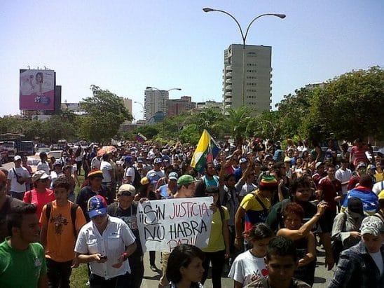 La nota informa sobre la situación de los venezolanos en Estados Unidos. La foto es de manifestaciones por aspectos económicos y políticos.
