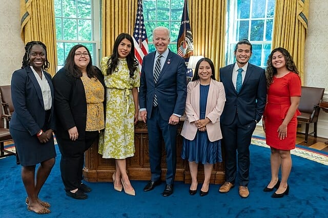 En la nota informamos de los derechos que tienen los beneficiarios de permisos de trabajo DACA. La imagen es de Mayo de este año cuando el presidente Biden recibió a un grupo de Dreamers.