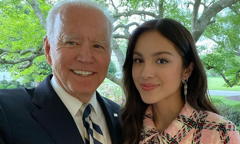 Olivia Rodrigo junto a presidente Joe Biden.