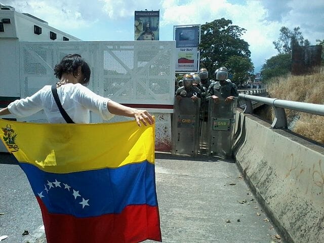 La nota informa sobre la situación de los venezolanos en Estados Unidos. La foto es de manifestaciones por aspectos económicos y políticos.