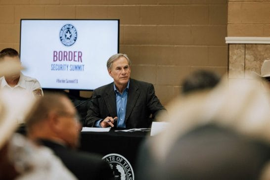 Nota sobre la intención del gobernador Abbot de cerrar el paso en la frontera de Texas con México. La imagen es de Abbott en una conferencia reciente. 