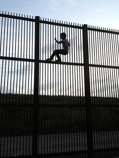 Nota sobre la reactivación del programa Remain in Mexico. La foto es del muro fronterizo. 