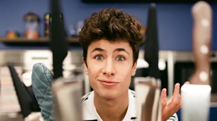 Juanpa Zurita protagonizará una nueva miniserie de HBO, en donde los mejores chefs del país le enseñaran a cocinar.