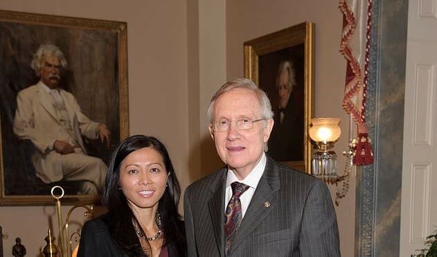 En esta nota informamos sobre el fallo de la jueza Miranda Du que podría tener profundas implicancias en los procesos de deportación de Estados Unidos. La foto es de la jueza Miranda Du junto al senador Harry Reid.