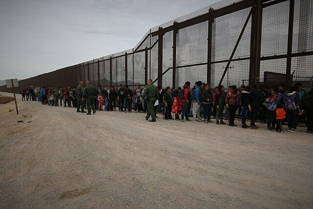 La nota es sobre la nueva propuesta de la administración Biden para reformar el sistema de asilo. La foto es de migrantes en El Paso, frontera con México. 