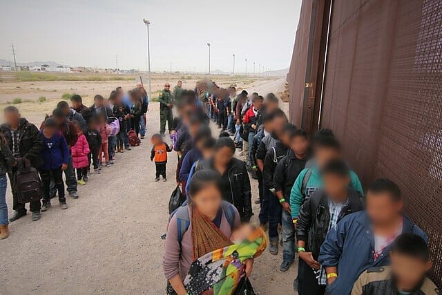 La nota es sobre la nueva propuesta de la administración Biden para reformar el sistema de asilo. La foto es de migrantes en El Paso, frontera con México.