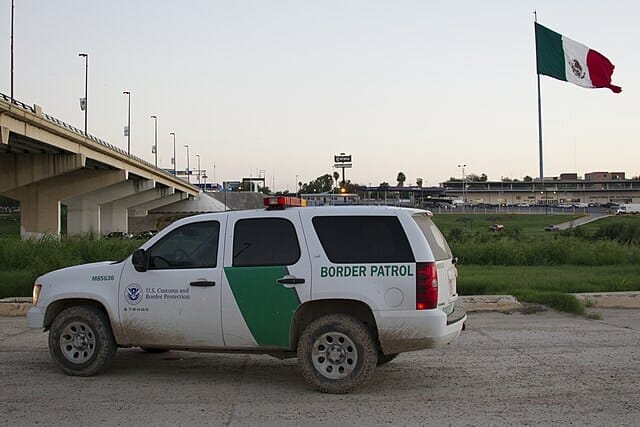 La nota es sobre el creciente número de migrantes en la frontera de Estados Unidos. La foto es de una recorrida de control de la patrulla fronteriza. 