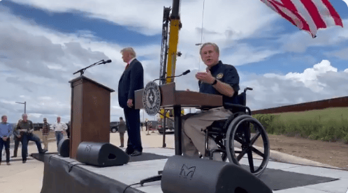 Nota sobre la intención del gobernador Abbot de cerrar el paso en la frontera de Texas con México. La imagen es de Abbott junto al ex-presidente Trump.