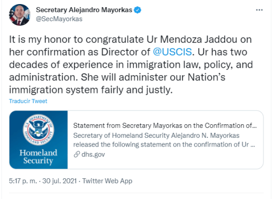 En esta nota informamos sobre la designación de Ur Mendoza Jaddou como directora de USCIS. La imagen es del anuncio vía Twitter que realizó el Secretario del DHS, Alejandro Mayorkas. 