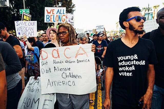 Nota informando sobre DACA Noticias. La foto corresponde a manifestaciones a favor de los inmigrantes.