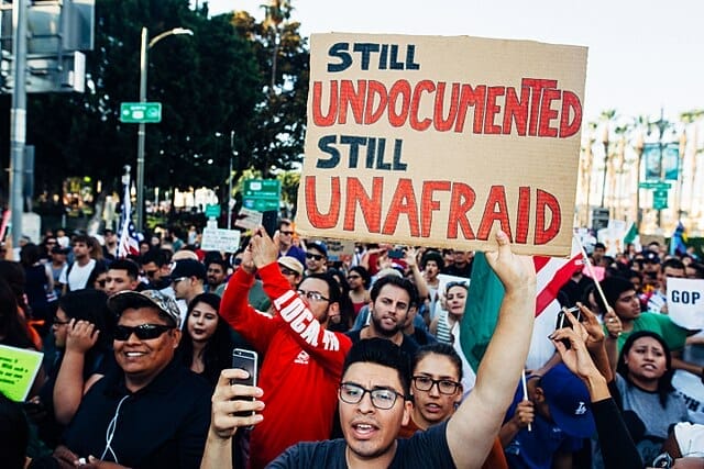 Nota sobre las ciudades santuario en Estados Unidos. La imagen es de una manifestación a favor de los migrantes.