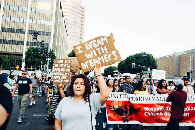 Nota informando sobre DACA Noticias. La foto corresponde a manifestaciones a favor de los inmigrantes.