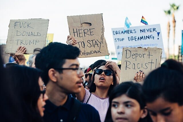 Nota informando las últimas noticias de DACA. La imagen corresponde a protestas a favor del programa de protección de acción diferida.