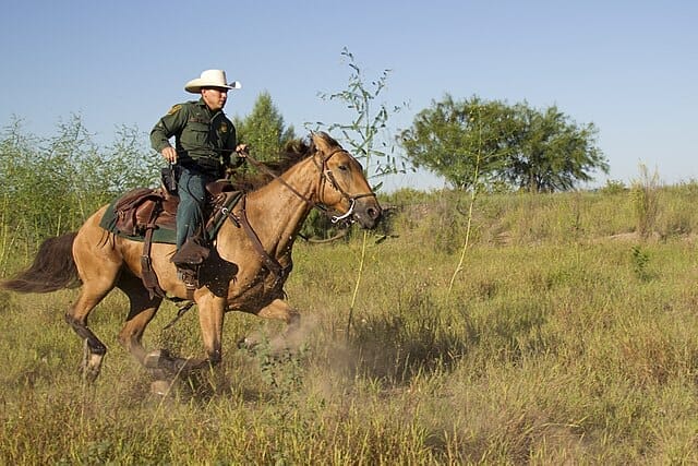 Nota informando la expulsión de miles de haitianos por parte de la Patrulla Fronteriza de Estados Unidos. La imagen es de los agentes fronterizos montados a caballo.