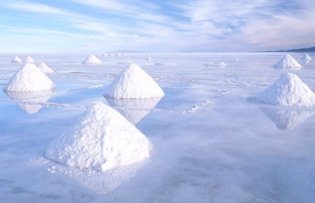 El Salar de Uyuni es el desierto de sal más grande del mundo y uno de los ​​uno de los atractivos turísticos mas recorridos de Sudamérica.