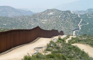 Este artículo responde la pregunta ¿puedo arreglar papeles si tengo deportación? La imagen muestra la frontera entre México y Estados Unidos.