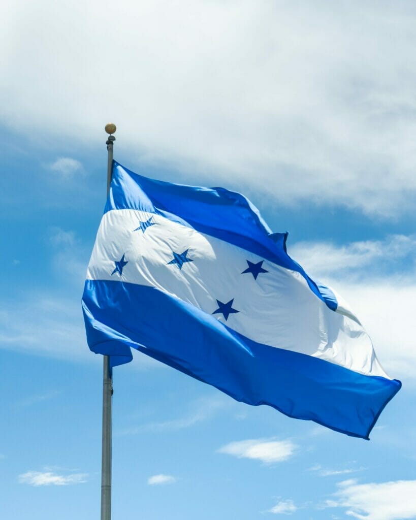 Este artículo habla sobre Xiomara Castro, nueva presidenta de Honduras. La imagen muestra la bandera de Honduras.