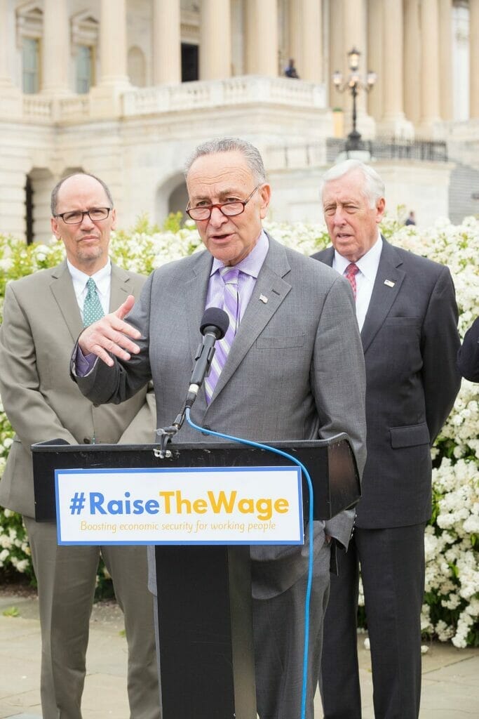 Este artículo habla sobre el filibusterismo. La foto muestra a Chuck Schumer dando un discurso.