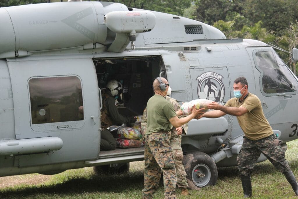 Este artículo habla sobre el Estatus de Protección Temporal para América Central. La imagen muestra a un helicóptero de EEUU llevando ayuda humanitaria en la región..