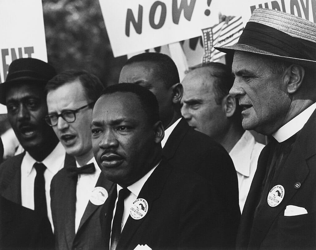 Este artículo habla sobre el día de Martin Luther King Jr. La foto muestra al Dr. King en la marcha por el trabajo y la libertad en Washington en el año 1963.