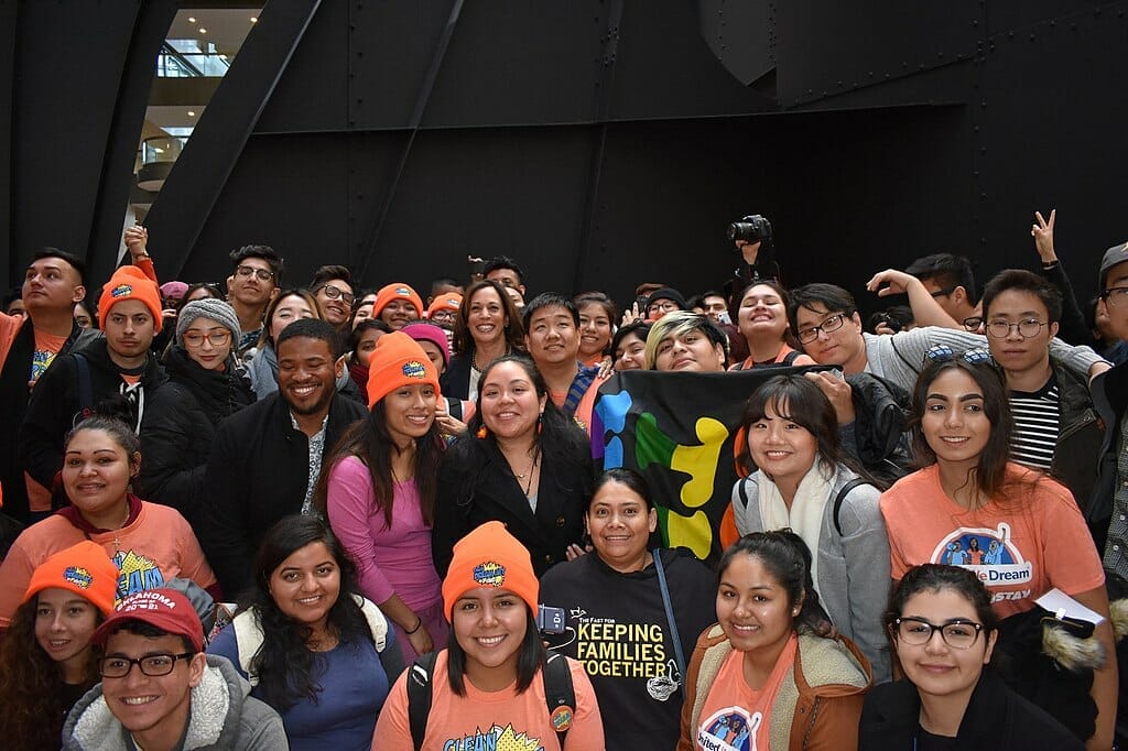 Este artículo habla sobre qué pasa con DACA ahora. La foto muestra un grupo de Dreamers con la vicepresidenta Kamala Harris.