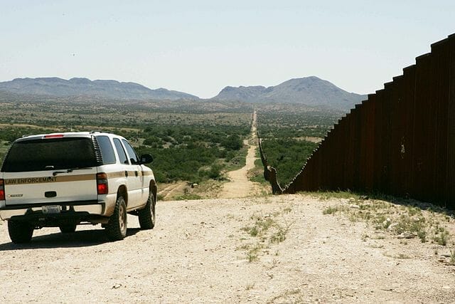 Este artículo habla sobre las alternativas a los centros de detención para inmigrantes detenidos. La imagen es meramente ilustrativa y muestra un vehículo patrullero en la frontera..