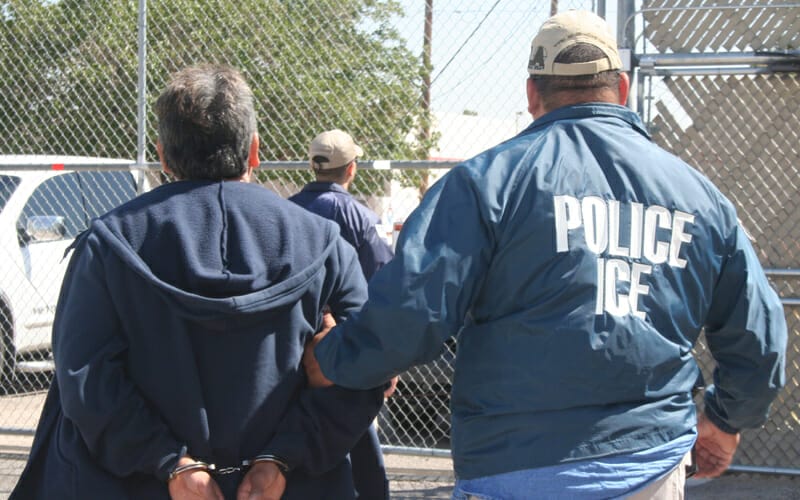 Este artículo habla sobre las cárceles privadas en Estados Unidos. La foto muestra a un oficial de ICE deteniendo a un inmigrante indocumentado en un operativo.